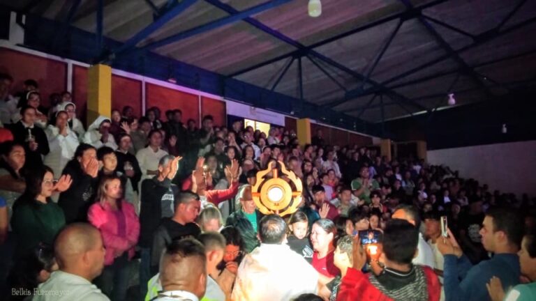 Parroquia San Isidro Labrador de El Valle vivió una noche de adoración y esperanza en Cristo